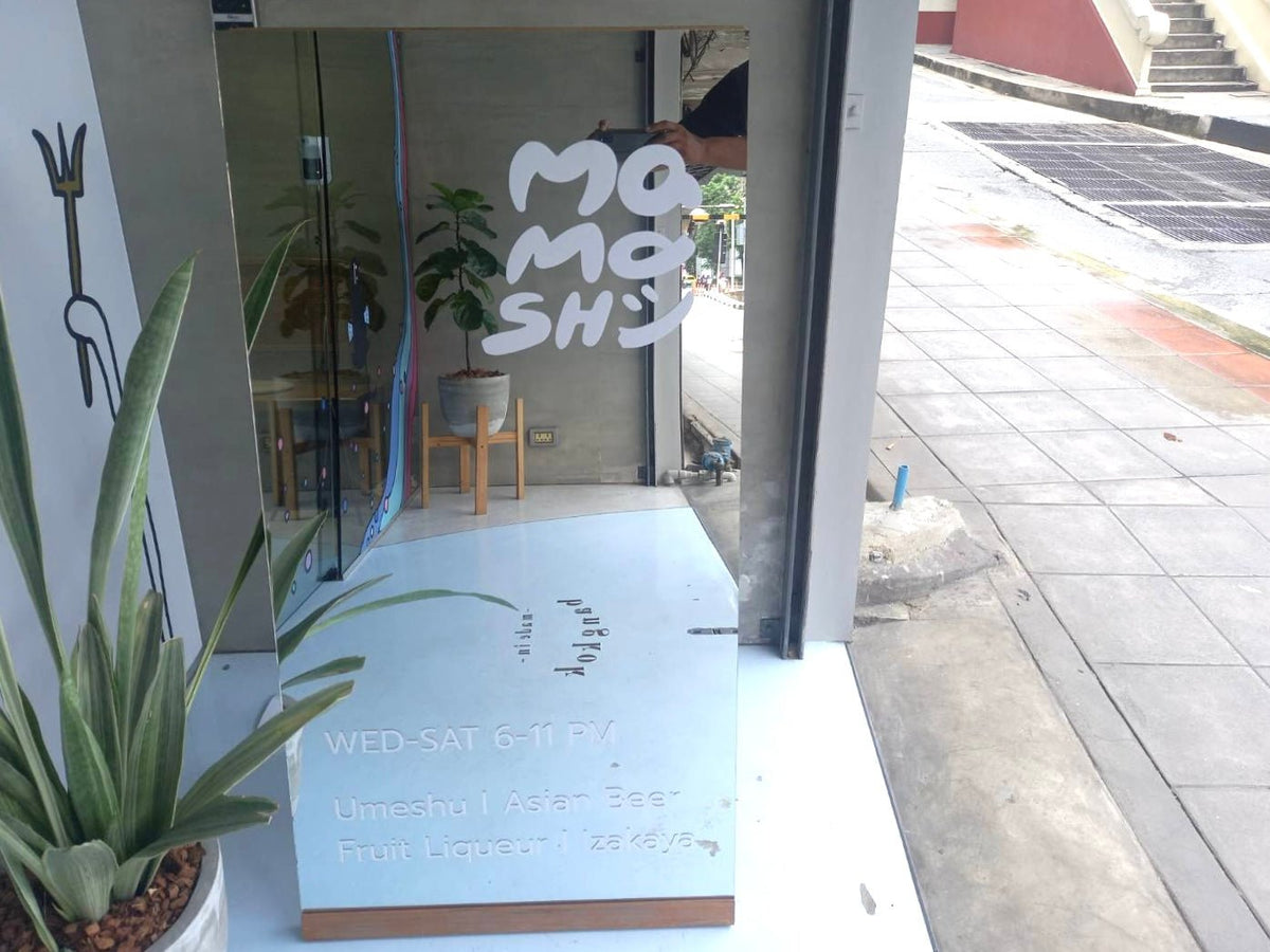 สติ๊กเกอร์ไดคัทติดกระจก สีขาว พิมพ์คมชัด เหมาะสำหรับงานตกแต่งร้านค้า ออฟฟิศ และงานประชาสัมพันธ์