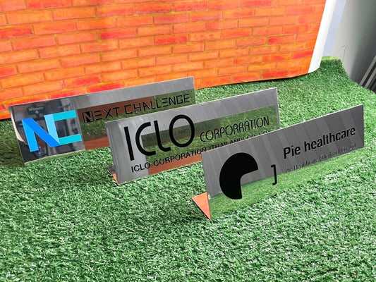 ป้ายตั้งโต๊ะสแตนเลสกัดกรด คมชัด หรูหรา เหมาะสำหรับห้องประชุม บริษัท และองค์กรธุรกิจ