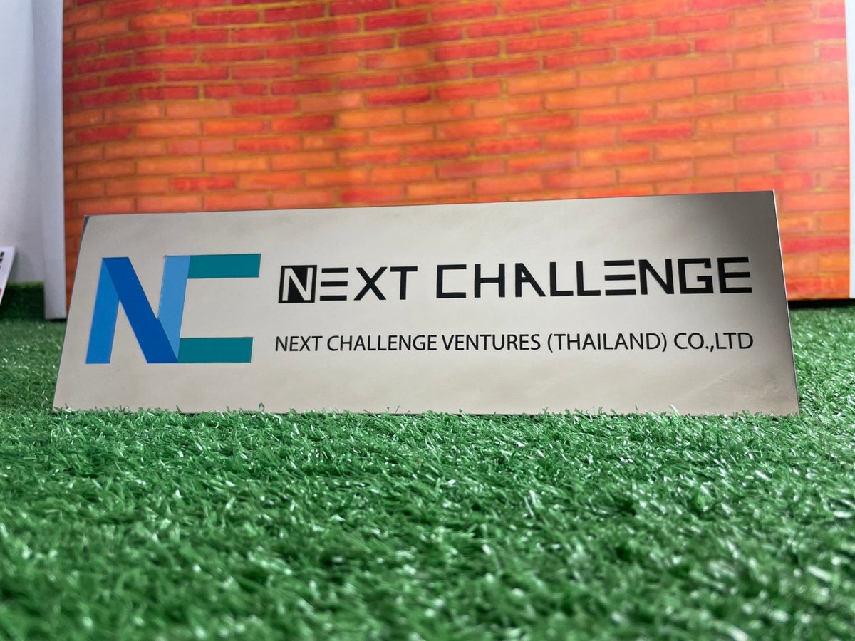 ป้ายตั้งโต๊ะสแตนเลสกัดกรด คมชัด หรูหรา เหมาะสำหรับห้องประชุม บริษัท และองค์กรธุรกิจ