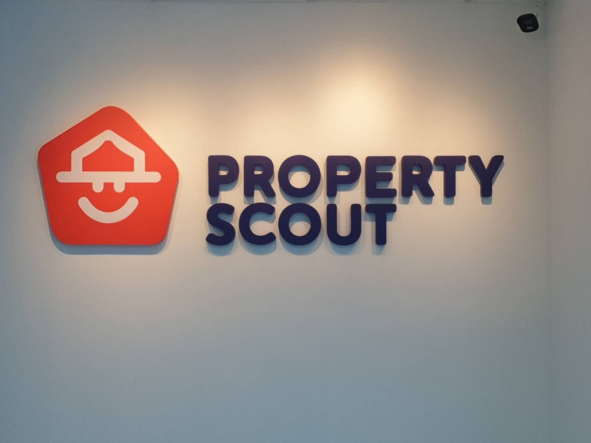 ป้ายพลาสวูดตัวนูน ตัวอักษร พิมพ์คมชัด ตัด CNC เรียบเนียน เหมาะสำหรับป้ายร้าน ป้ายบริษัท และงานตกแต่งที่โดดเด่น