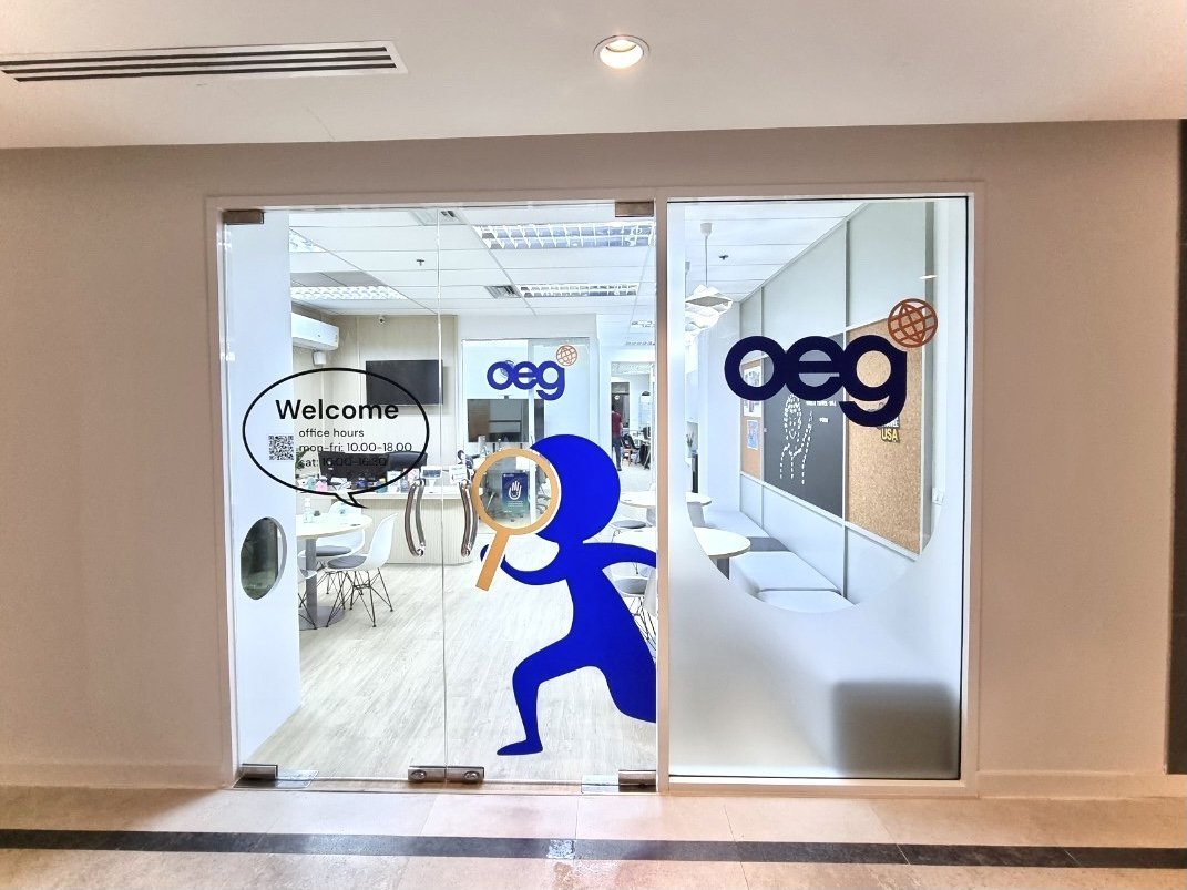 สติ๊กเกอร์ไดคัท และสติ๊กเกอร์ติดกระจกหน้าร้าน พิมพ์คมชัด สีสวยทนทาน เหมาะสำหรับงานตกแต่งร้านค้า โปรโมชัน และโฆษณา