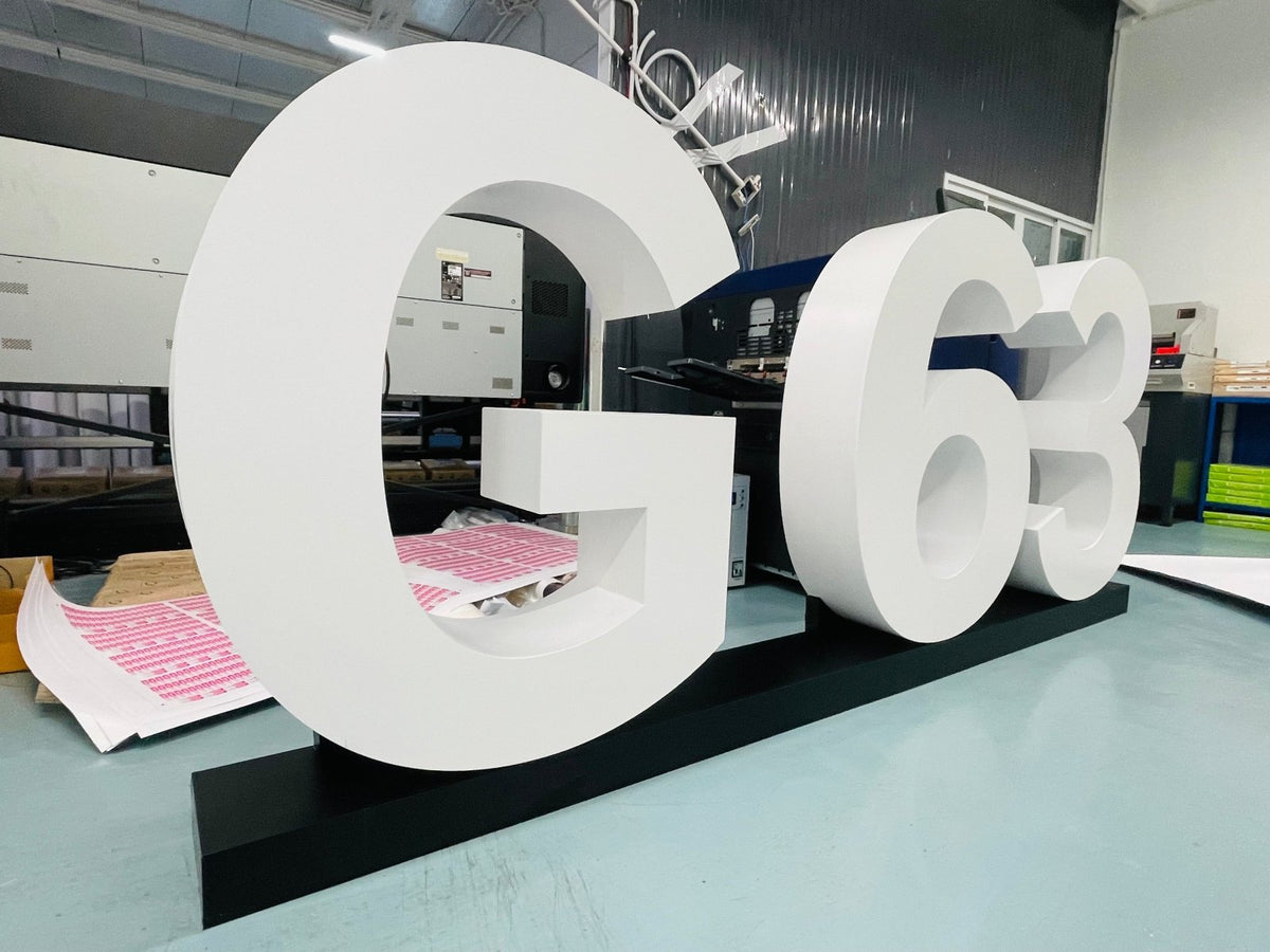 ป้ายโลโก้ตั้งพื้น และป้ายตั้งประกอบฉากถ่ายรูป ดีไซน์สวยสะดุดตา เหมาะสำหรับงานอีเวนต์ งานเปิดตัวสินค้า และการโปรโมทร้านค้า