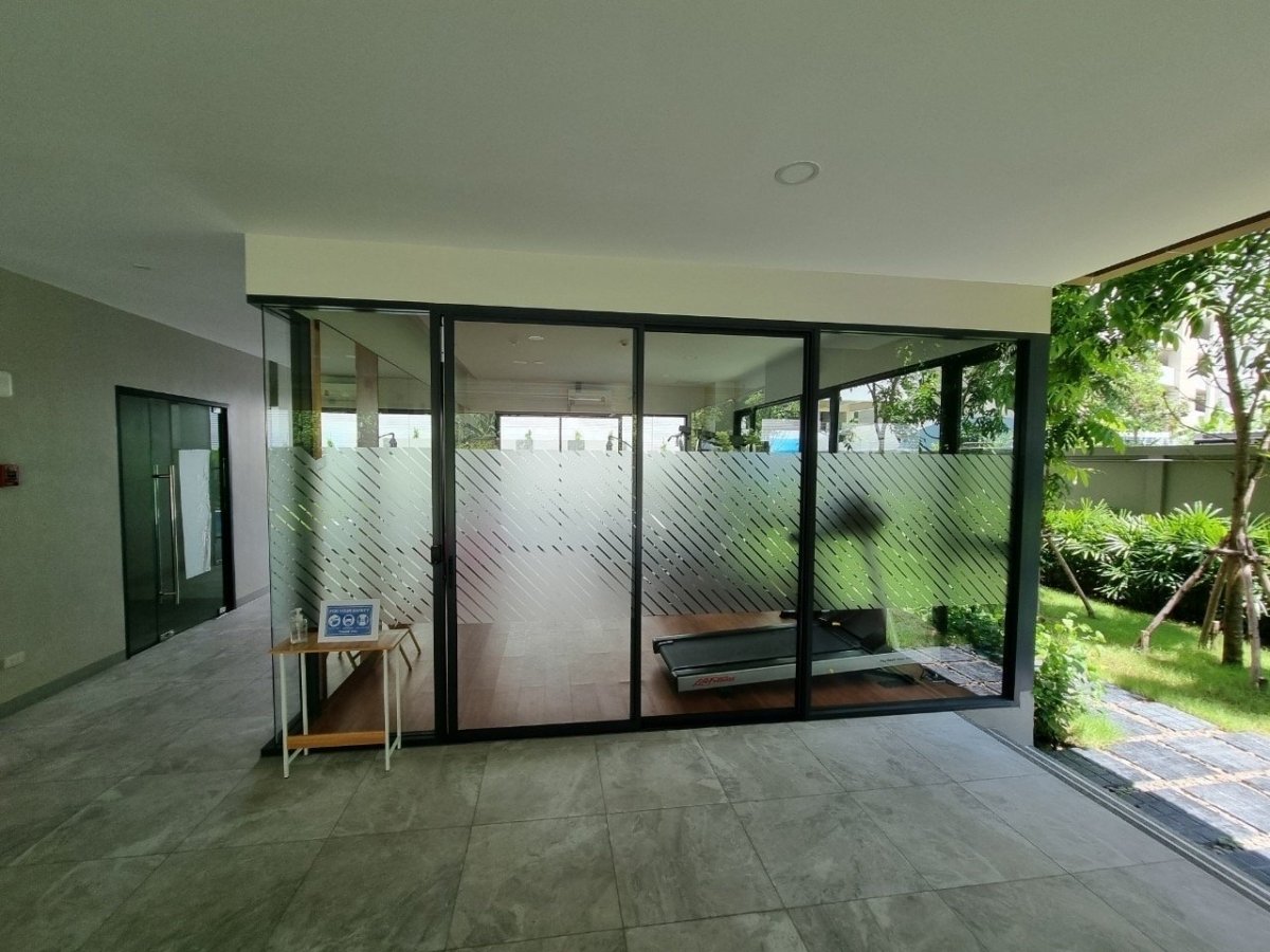 สติ๊กเกอร์ฝ้าติดกระจก สติ๊กเกอร์ตกแต่งกระจกออฟฟิศ