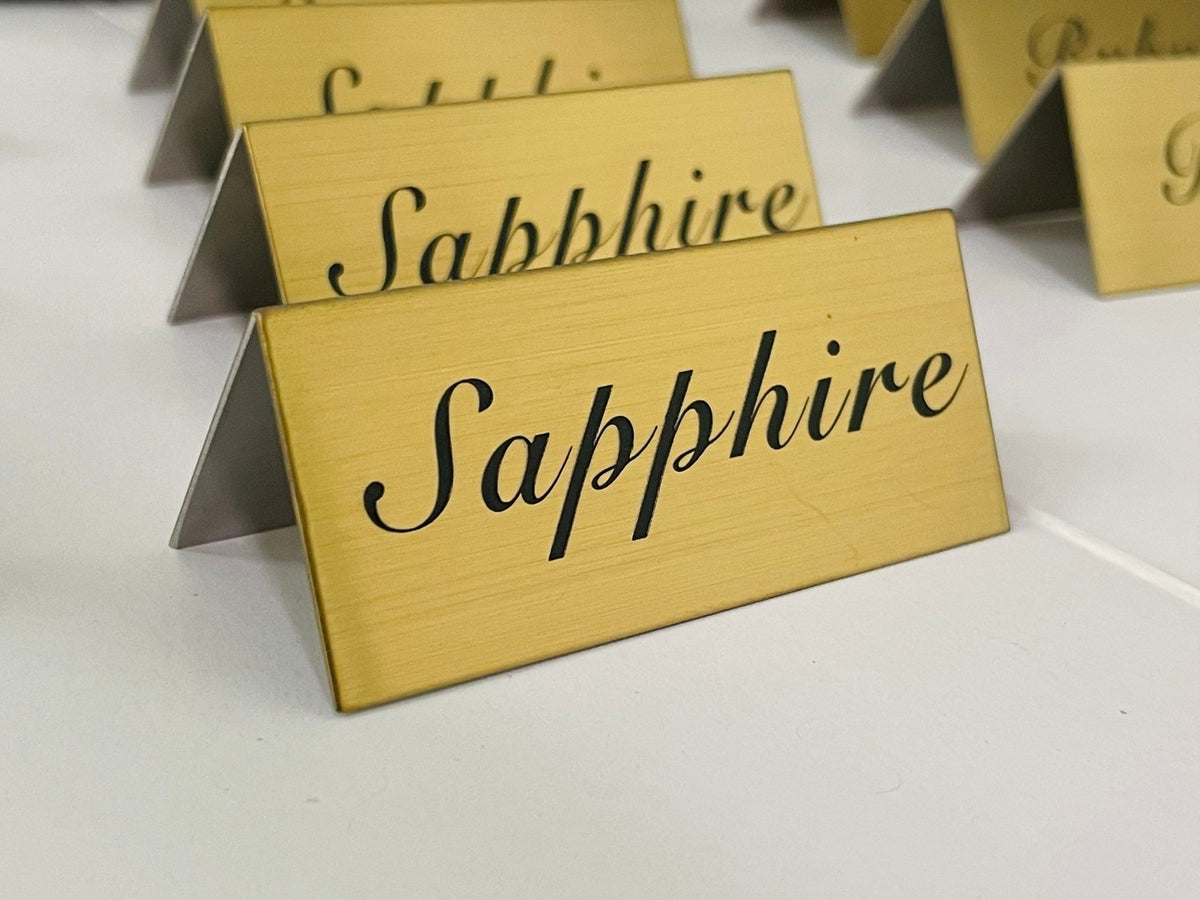 ป้ายตั้งโต๊ะสแตนเลสกัดกรด คมชัด หรูหรา เหมาะสำหรับห้องประชุม บริษัท และองค์กรธุรกิจ