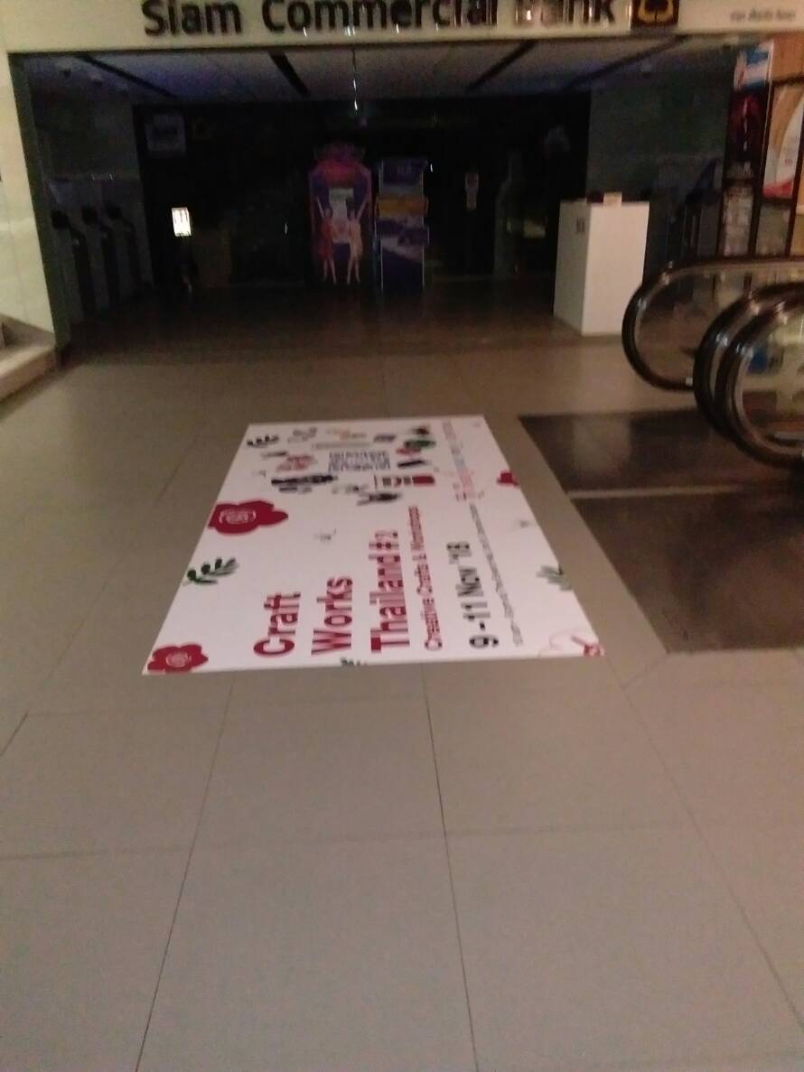 สติ๊กเกอร์ติดพื้น และสติ๊กเกอร์ติดทางเดิน พิมพ์คมชัด กันลื่น ทนทาน เหมาะสำหรับงานประชาสัมพันธ์ ป้ายบอกทาง และงานอีเวนต์