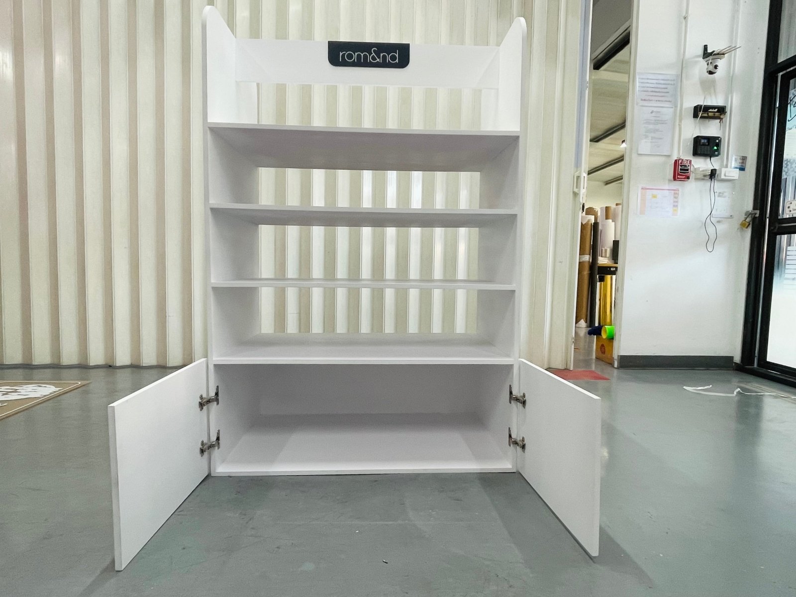 ชั้นวางสินค้าราคาถูก เชลฟ์ดิสเพลย์ Shelf Display แข็งแรง น้ำหนักเบา เหมาะสำหรับโชว์สินค้าในร้านค้า และงานอีเวนต์
