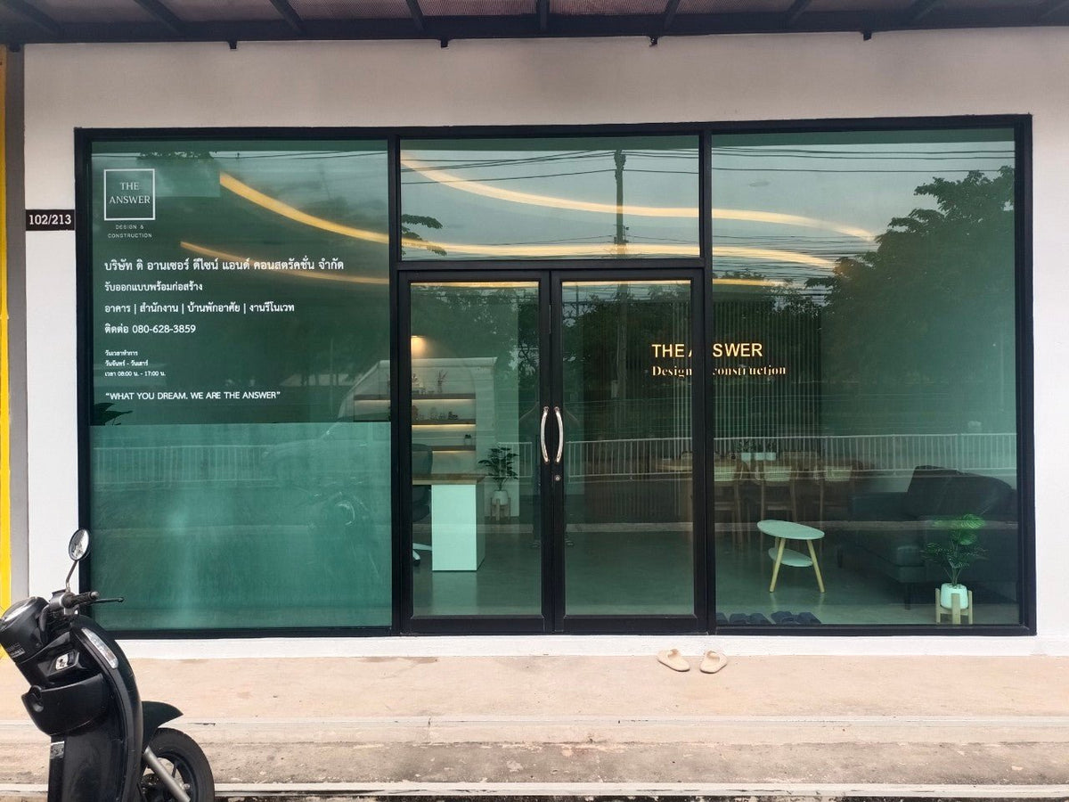 สติ๊กเกอร์ไดคัทติดกระจก สีขาว พิมพ์คมชัด เหมาะสำหรับงานตกแต่งร้านค้า ออฟฟิศ และงานประชาสัมพันธ์