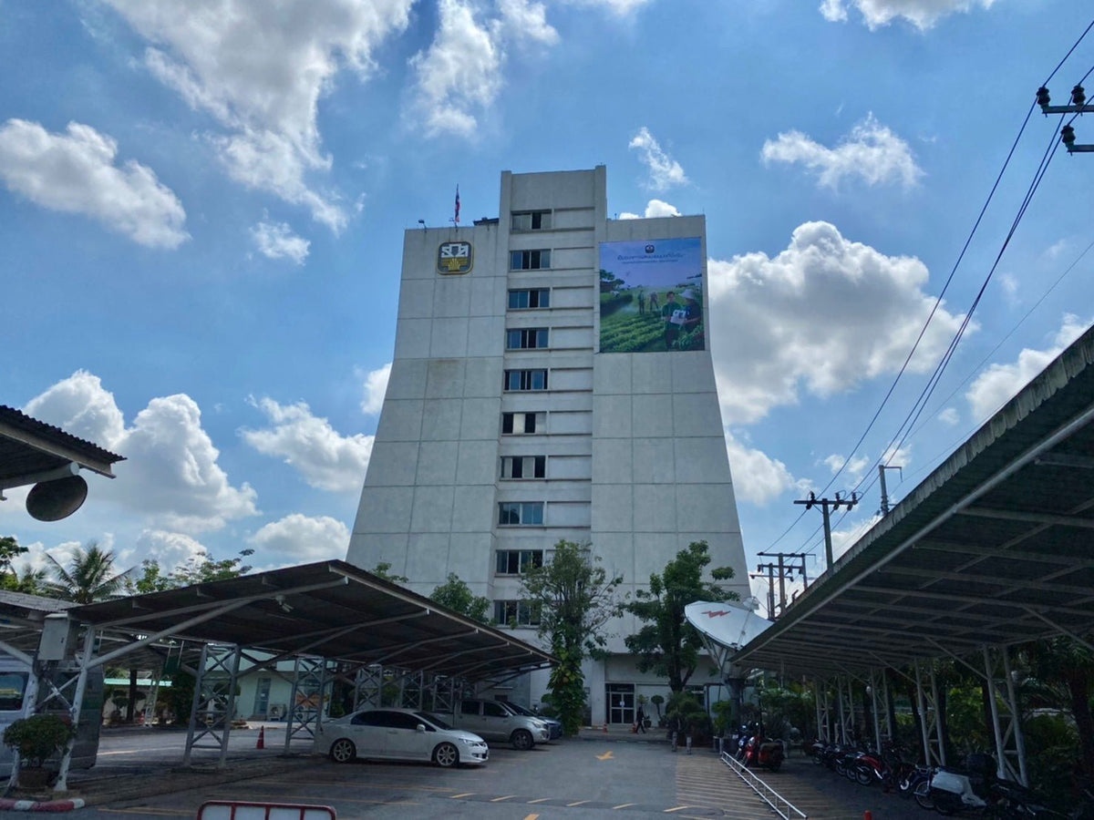 ป้ายไวนิลร้อยท่อ พุ๊กติดตึก แข็งแรง ทนแดดฝน เหมาะสำหรับป้ายโครงการ ป้ายประชาสัมพันธ์ และโฆษณา