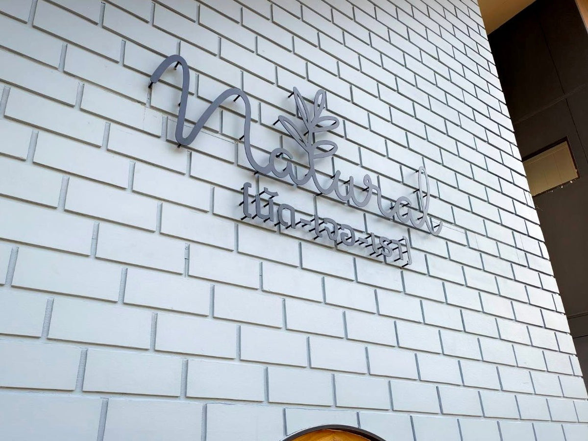 ป้ายโลหะฉลุเลเซอร์ และป้ายเหล็กฉลุเลเซอร์ ตัดคมชัด ดีไซน์สวยงาม ทนทาน เหมาะสำหรับป้ายบริษัท ร้านค้า และงานตกแต่ง