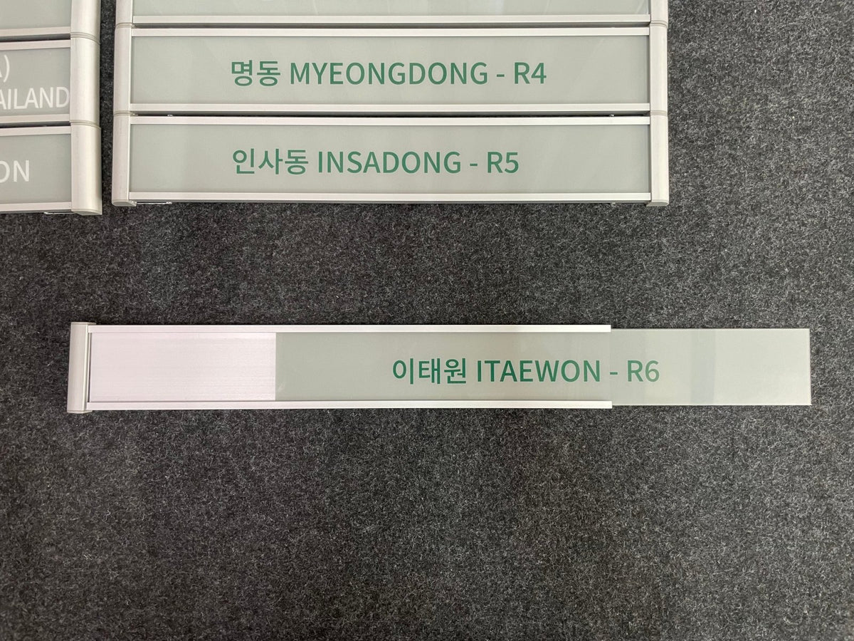 ป้ายสอด รางสอดป้ายหน้าห้อง และป้ายบอกชั้น ดีไซน์เรียบหรู ใช้งานสะดวก เหมาะสำหรับอาคารสำนักงาน โรงเรียน และโรงพยาบาล