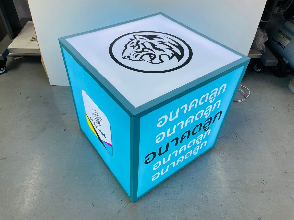 กล่องไฟสี่เหลี่ยม ทรงลูกเต๋า และกล่องไฟอะคริลิค ให้แสงสว่างชัดเจน ดีไซน์โดดเด่น เหมาะสำหรับป้ายร้านค้า งานอีเวนต์ และโฆษณา