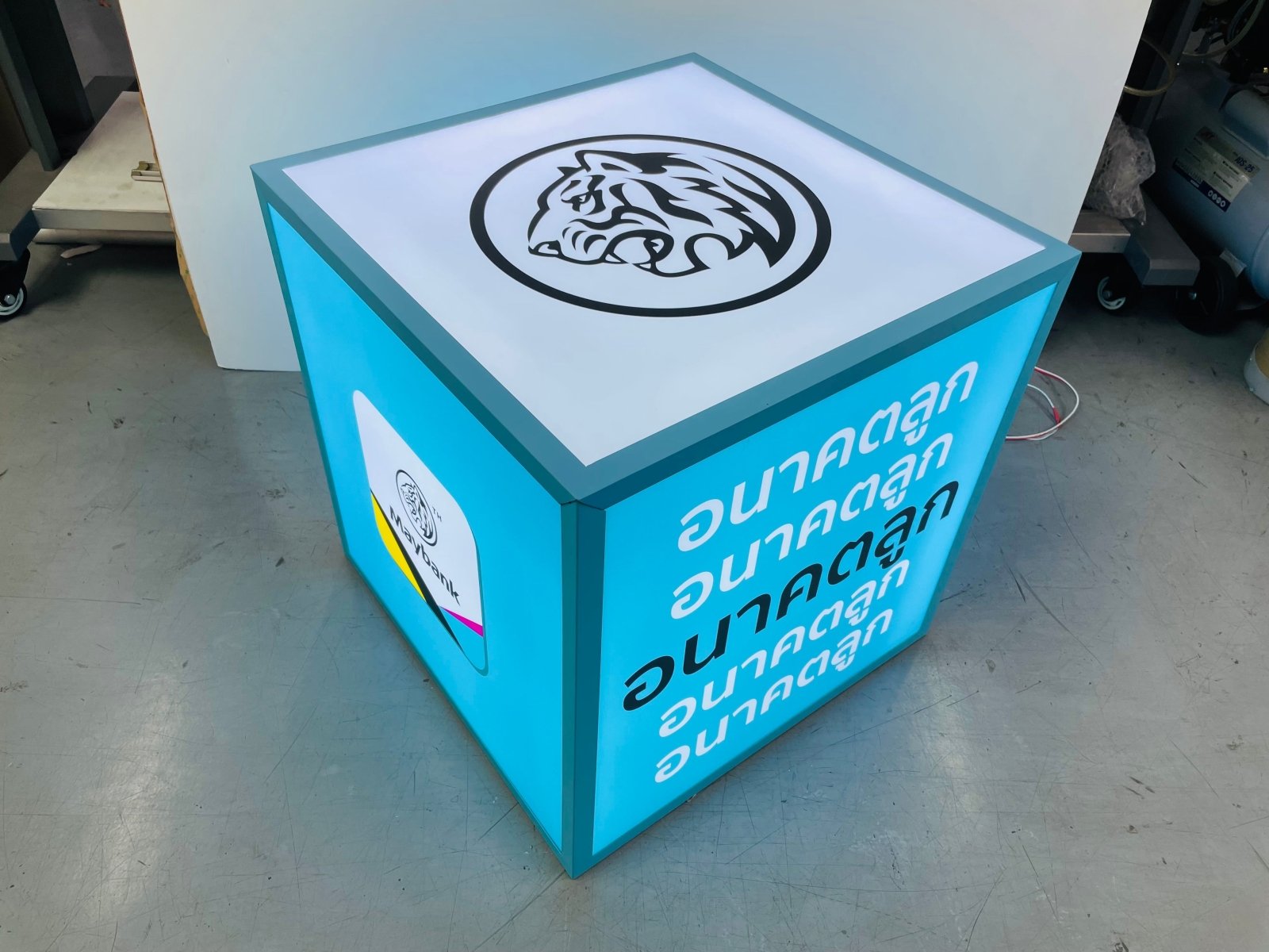 กล่องไฟสี่เหลี่ยม ทรงลูกเต๋า และกล่องไฟอะคริลิค ให้แสงสว่างชัดเจน ดีไซน์โดดเด่น เหมาะสำหรับป้ายร้านค้า งานอีเวนต์ และโฆษณา