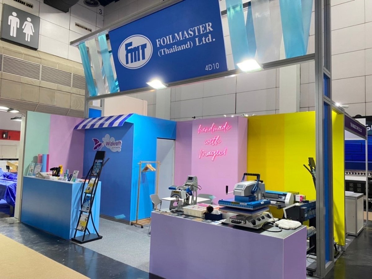 รับทำบูธแสดงสินค้า บูธออกงานอีเวนต์ และบูธ Expo ดีไซน์สวย พิมพ์คมชัด โครงสร้างแข็งแรง เหมาะสำหรับงานโปรโมชันและนิทรรศการ