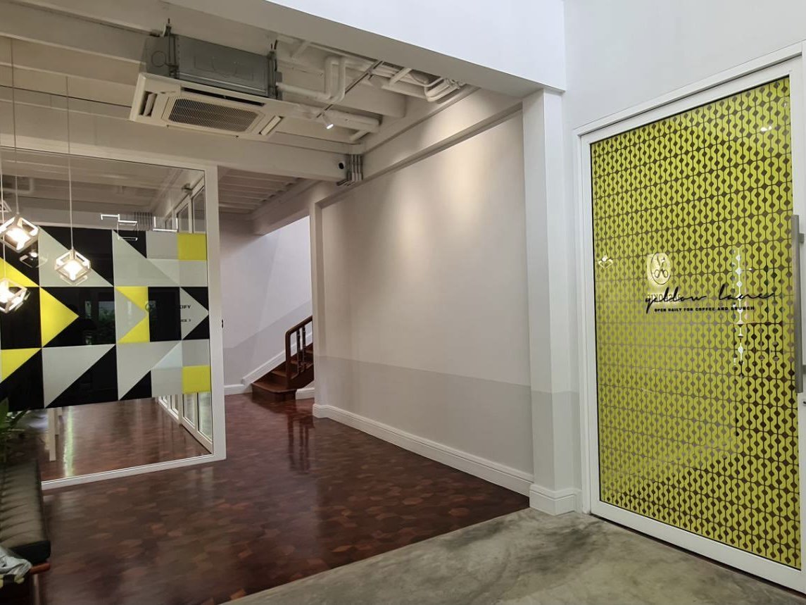 สติ๊กเกอร์ไดคัท และสติ๊กเกอร์ติดกระจกหน้าร้าน พิมพ์คมชัด สีสวยทนทาน เหมาะสำหรับงานตกแต่งร้านค้า โปรโมชัน และโฆษณา