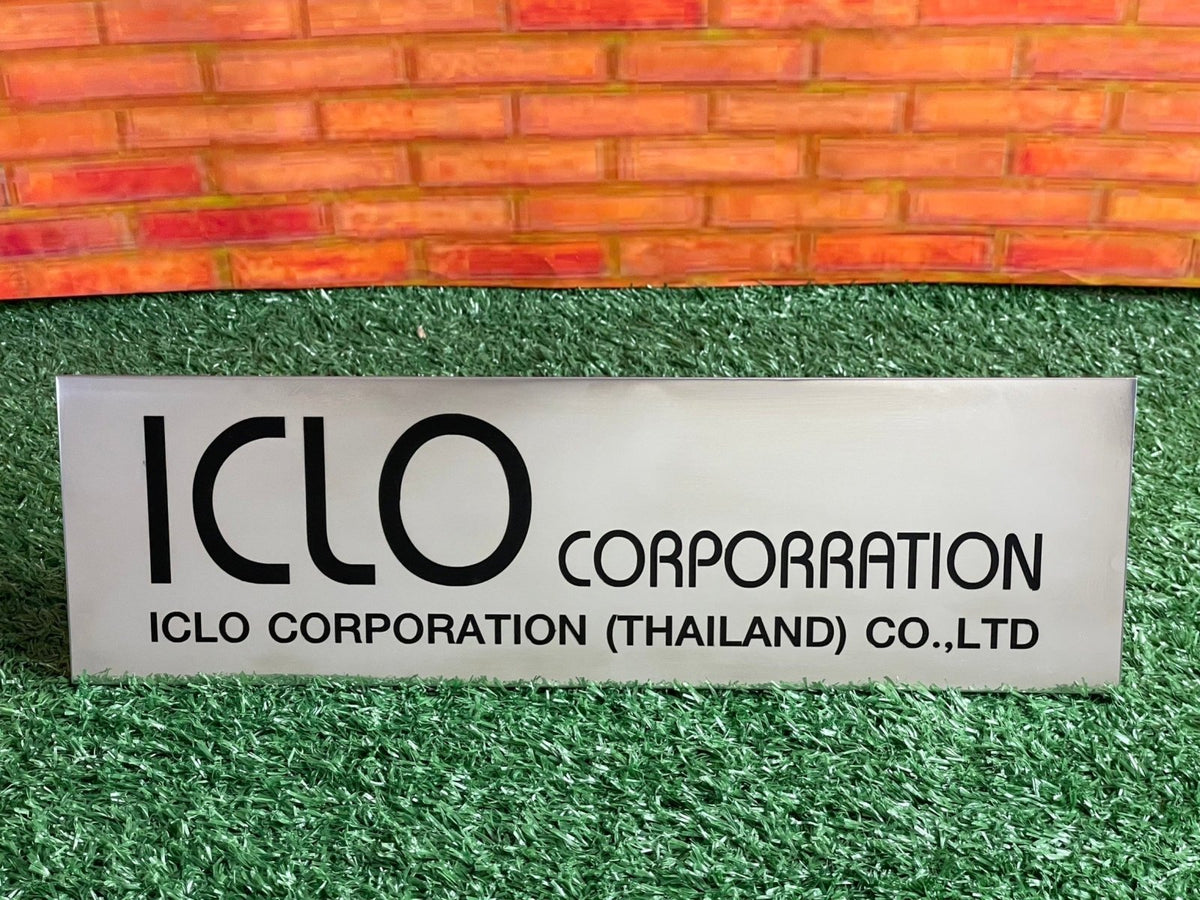 ป้ายตั้งโต๊ะสแตนเลสกัดกรด คมชัด หรูหรา เหมาะสำหรับห้องประชุม บริษัท และองค์กรธุรกิจ