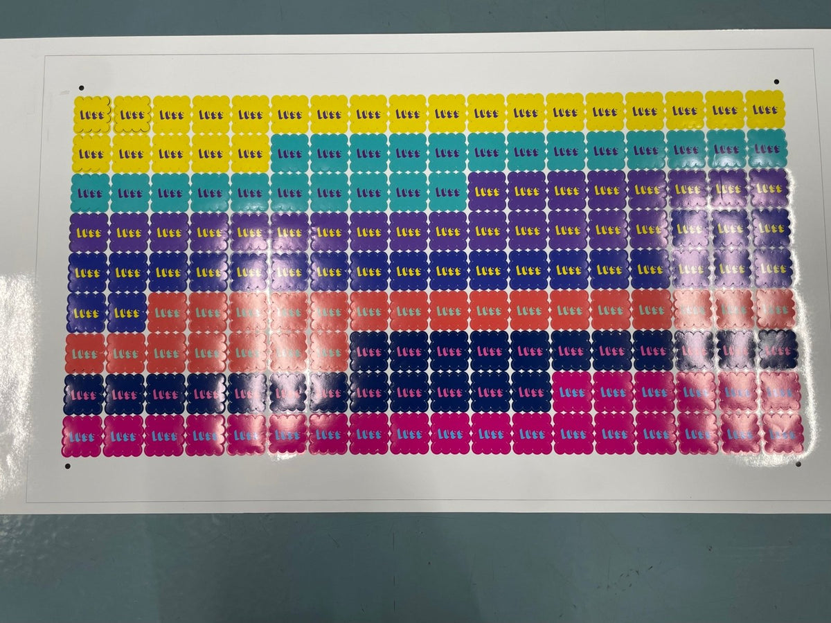 ฉลากสติ๊กเกอร์กันน้ำ PP สติ๊กเกอร์ไดคัท พิมพ์คมชัด ทนทาน กันน้ำ เหมาะสำหรับติดบรรจุภัณฑ์ สินค้า และงานโปรโมชัน