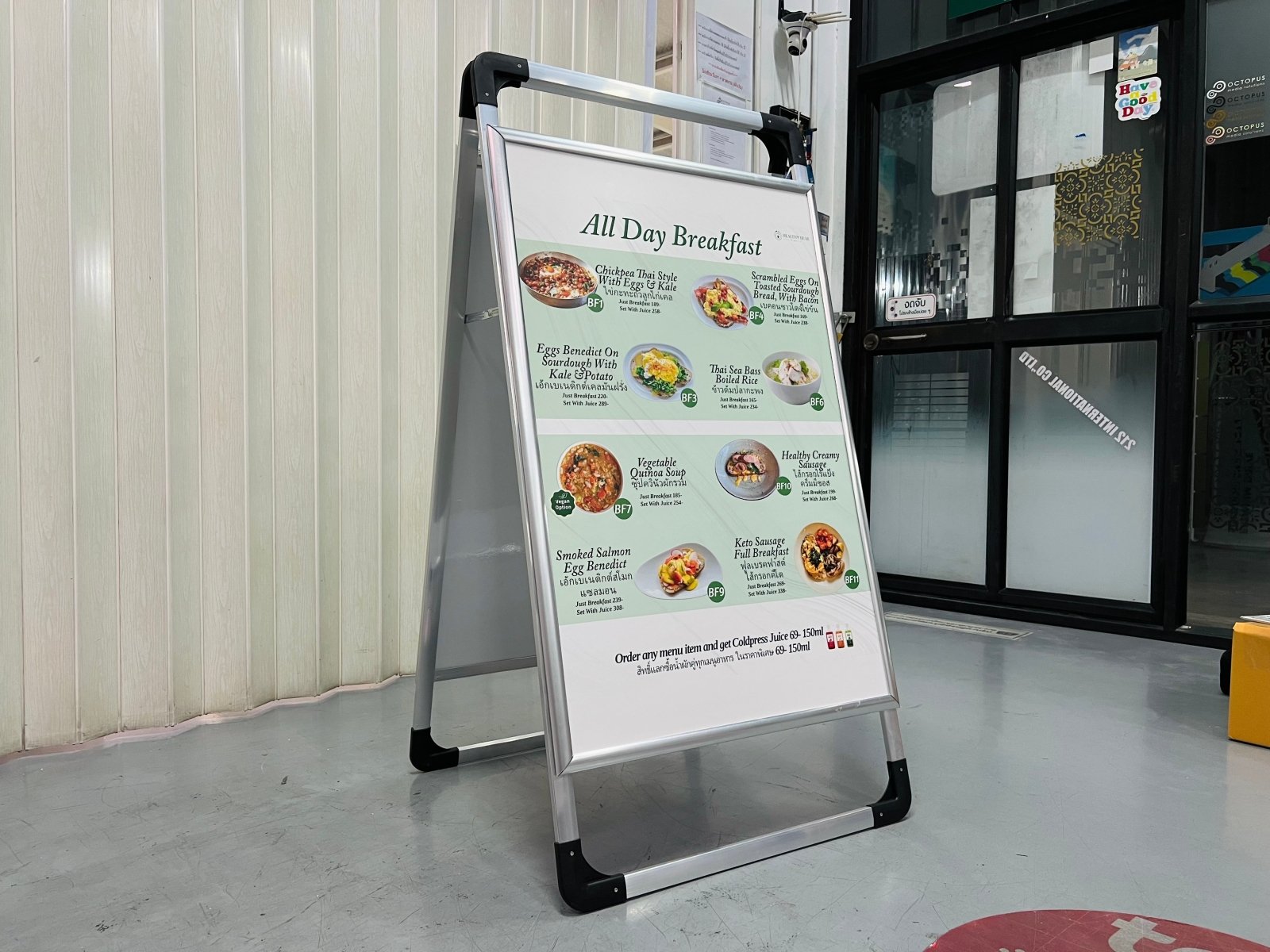 ป้ายตั้งพื้นสำเร็จรูป อลูมิเนียม พับเก็บได้ แข็งแรง ใช้งานสะดวก เหมาะสำหรับอีเวนต์และหน้าร้าน