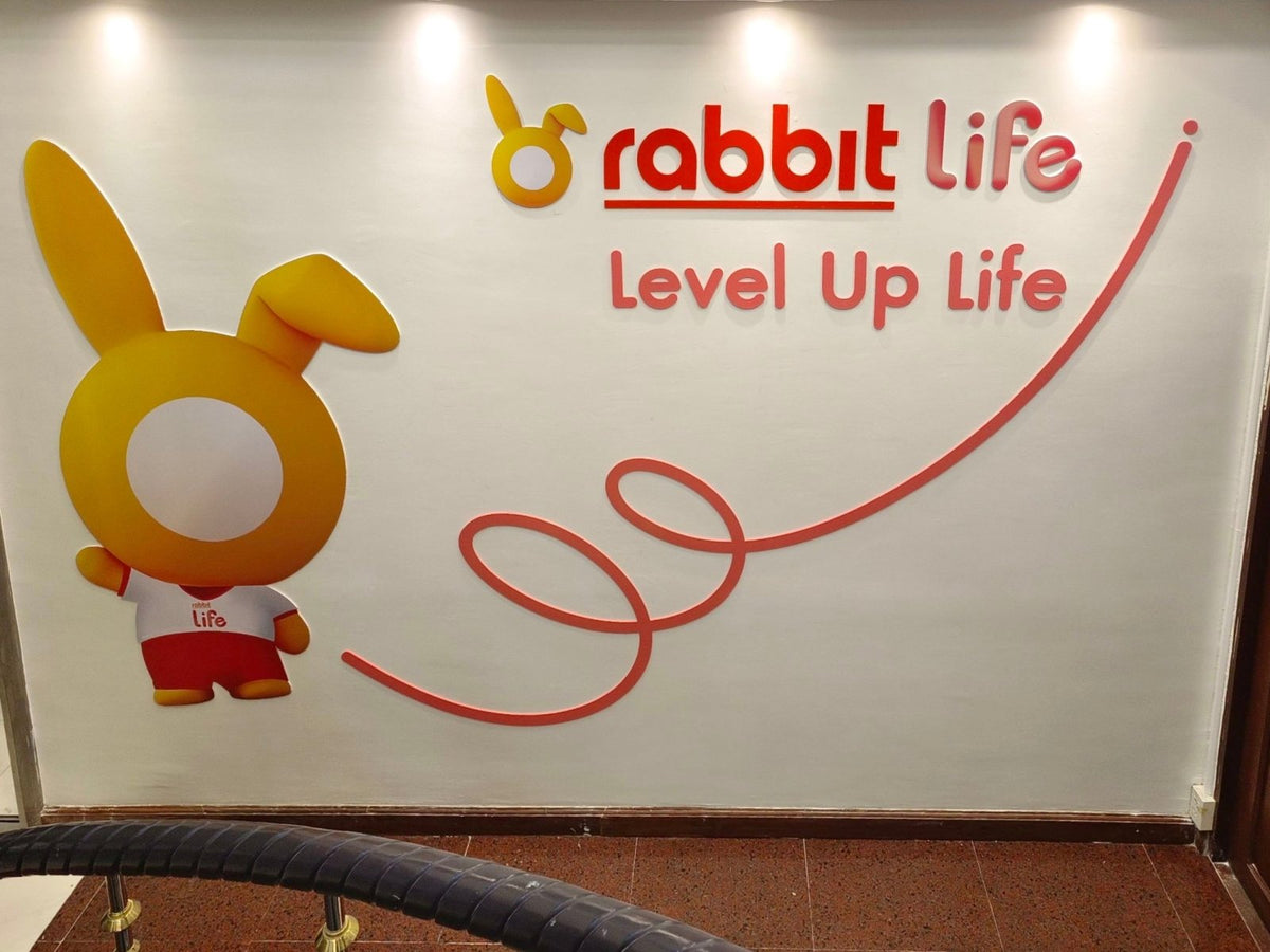 ป้ายพลาสวูดตัวนูน ตัวอักษร พิมพ์คมชัด ตัด CNC เรียบเนียน เหมาะสำหรับป้ายร้าน ป้ายบริษัท และงานตกแต่งที่โดดเด่น