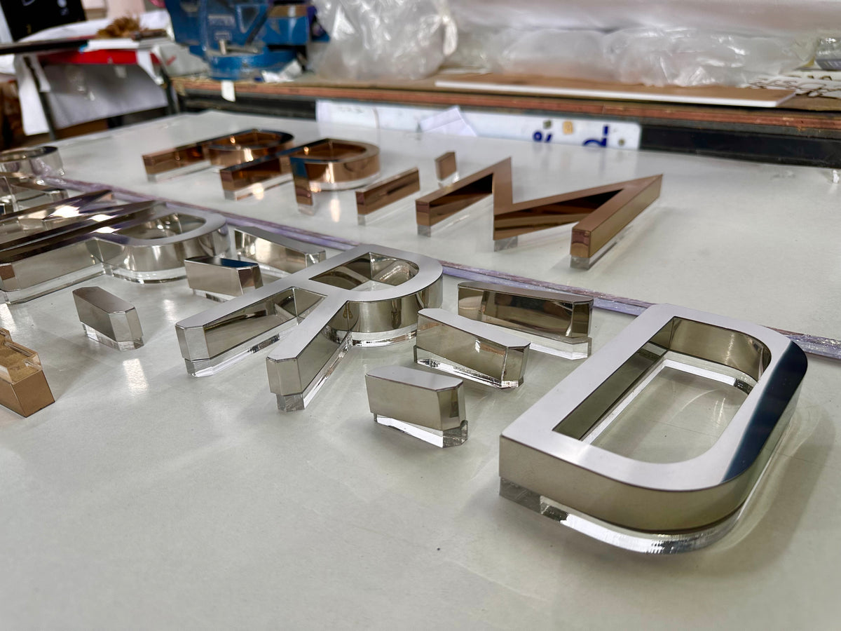 ป้ายสแตนเลส เงินเงา Mirror ดีไซน์หรู พิมพ์คมชัด ทนทาน เหมาะสำหรับป้ายสำนักงานและงานตกแต่ง