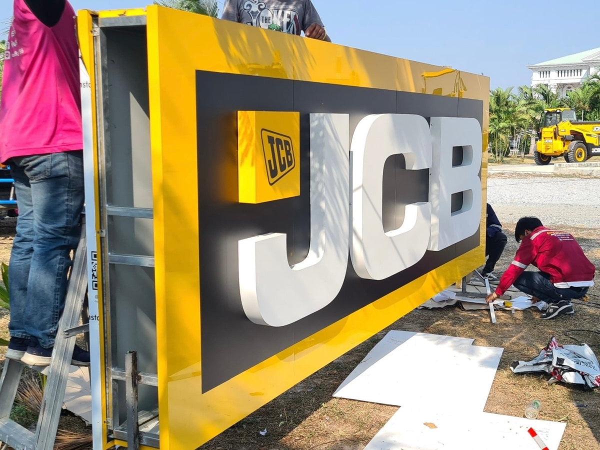 ป้ายคอมโพสิต Composite Signage แข็งแรง ทนทาน พิมพ์คมชัด เหมาะสำหรับป้ายบริษัท อาคาร โครงการ และงานโฆษณากลางแจ้ง