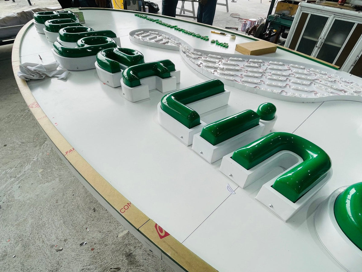 ป้ายกล่องไฟปั๊มนูน และป้ายไฟปั๊มนูน สว่างคมชัด ดีไซน์โดดเด่น เหมาะสำหรับป้ายร้านค้า ป้ายบริษัท และงานโฆษณากลางคืน