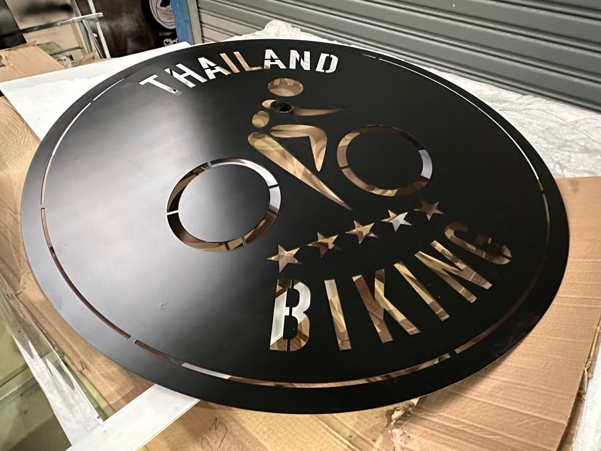 ป้ายโลหะฉลุเลเซอร์ และป้ายเหล็กฉลุเลเซอร์ ตัดคมชัด ดีไซน์สวยงาม ทนทาน เหมาะสำหรับป้ายบริษัท ร้านค้า และงานตกแต่ง