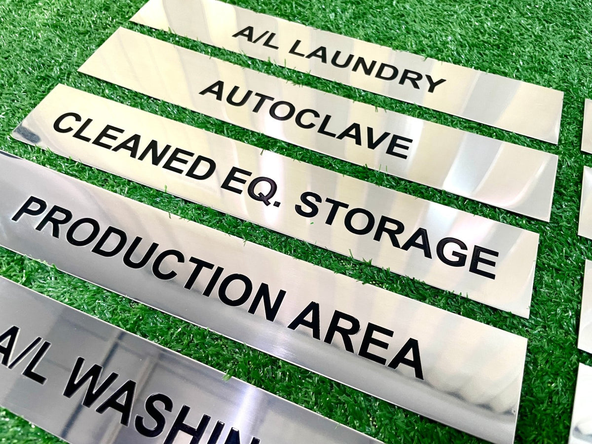 ป้ายสแตนเลส เงินเงา BA ผิวเงาเรียบหรู สะท้อนชัดเจน เหมาะสำหรับป้ายบริษัทและอาคารสำนักงาน