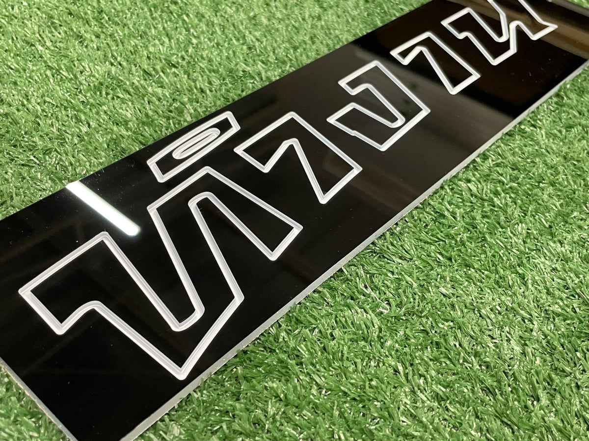 เซาะร่องอะคริลิค Laser Marking งานพิมพ์และแกะสลักคมชัด เนี้ยบหรู เหมาะสำหรับป้ายชื่อ ป้ายบริษัท และงานตกแต่งพิเศษ