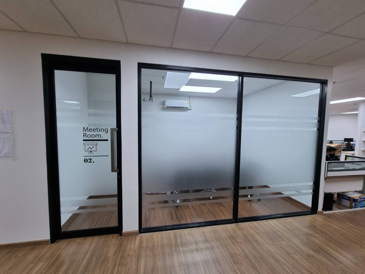 สติ๊กเกอร์ฝ้าติดกระจกประตูบริษัท