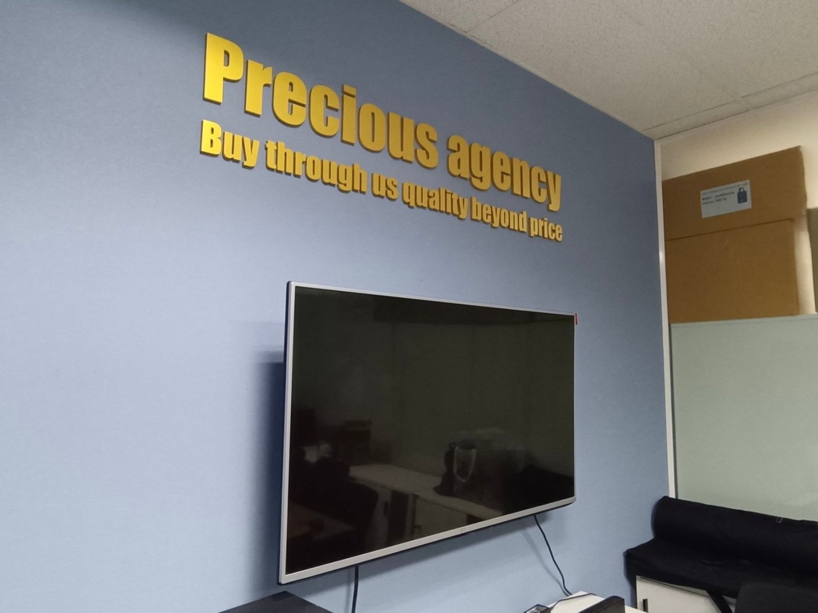 ป้ายอะคริลิค ชื่อบริษัท ติดผนัง พิมพ์ยูวีคมชัด ดีไซน์เรียบหรู เหมาะสำหรับออฟฟิศและองค์กร