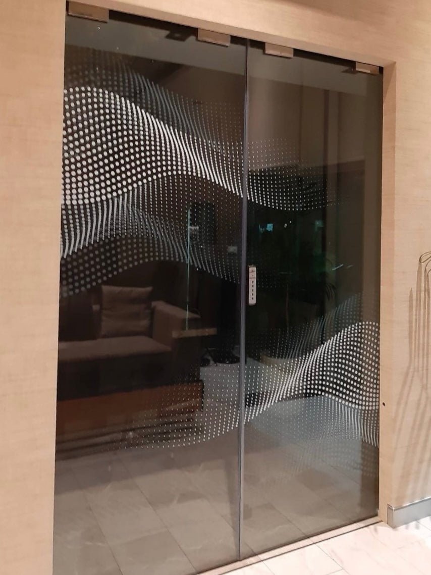 สติ๊กเกอร์ติดประตูกระจก พิมพ์คมชัด สีสดใส เหมาะสำหรับร้านค้า สำนักงาน และงานตกแต่งอาคาร