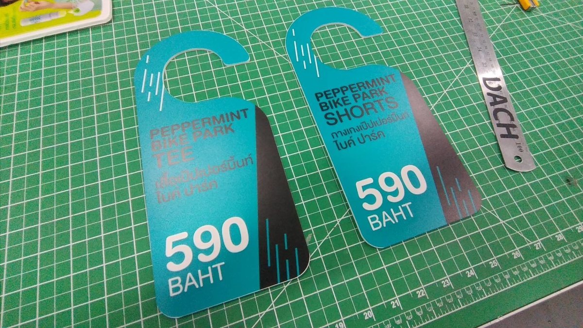 ป้ายแขวน ป้ายคล้องโซ่ และป้ายห้อย พิมพ์คมชัด แข็งแรง ใช้งานสะดวก เหมาะสำหรับป้ายร้านค้า ป้ายประชาสัมพันธ์ และงานอีเวนต์