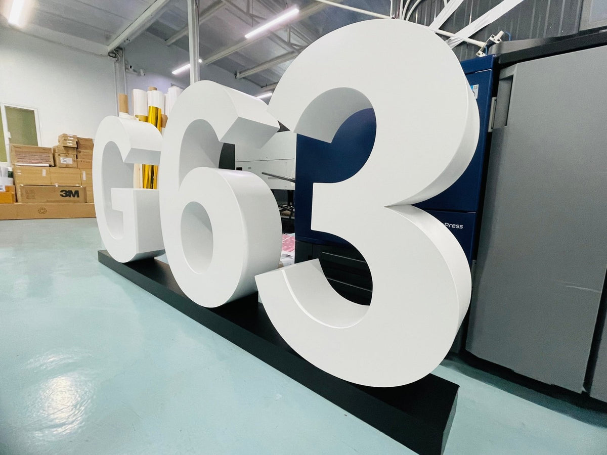 ป้ายโลโก้ตั้งพื้น และป้ายตั้งประกอบฉากถ่ายรูป ดีไซน์สวยสะดุดตา เหมาะสำหรับงานอีเวนต์ งานเปิดตัวสินค้า และการโปรโมทร้านค้า