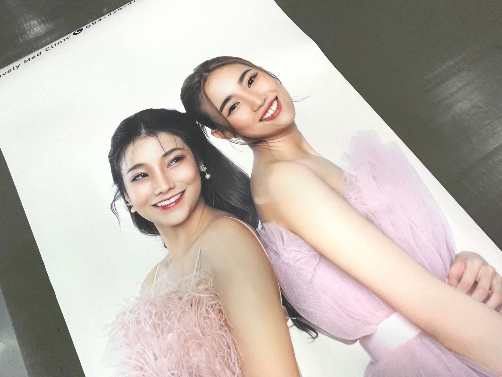 พิมพ์โปสเตอร์โฆษณาสินค้า Poster Ad โปสเตอร์ขนาดใหญ่ พิมพ์คมชัด สีสด เหมาะสำหรับงานโปรโมชัน โฆษณา และตกแต่งร้าน