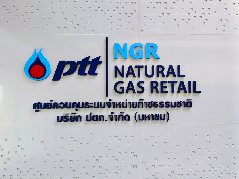 ป้ายบริษัทอักษรโลหะทำสี ดีไซน์สวย สีคมชัด เหมาะสำหรับป้ายองค์กร ร้านค้า และงานตกแต่งอาคาร