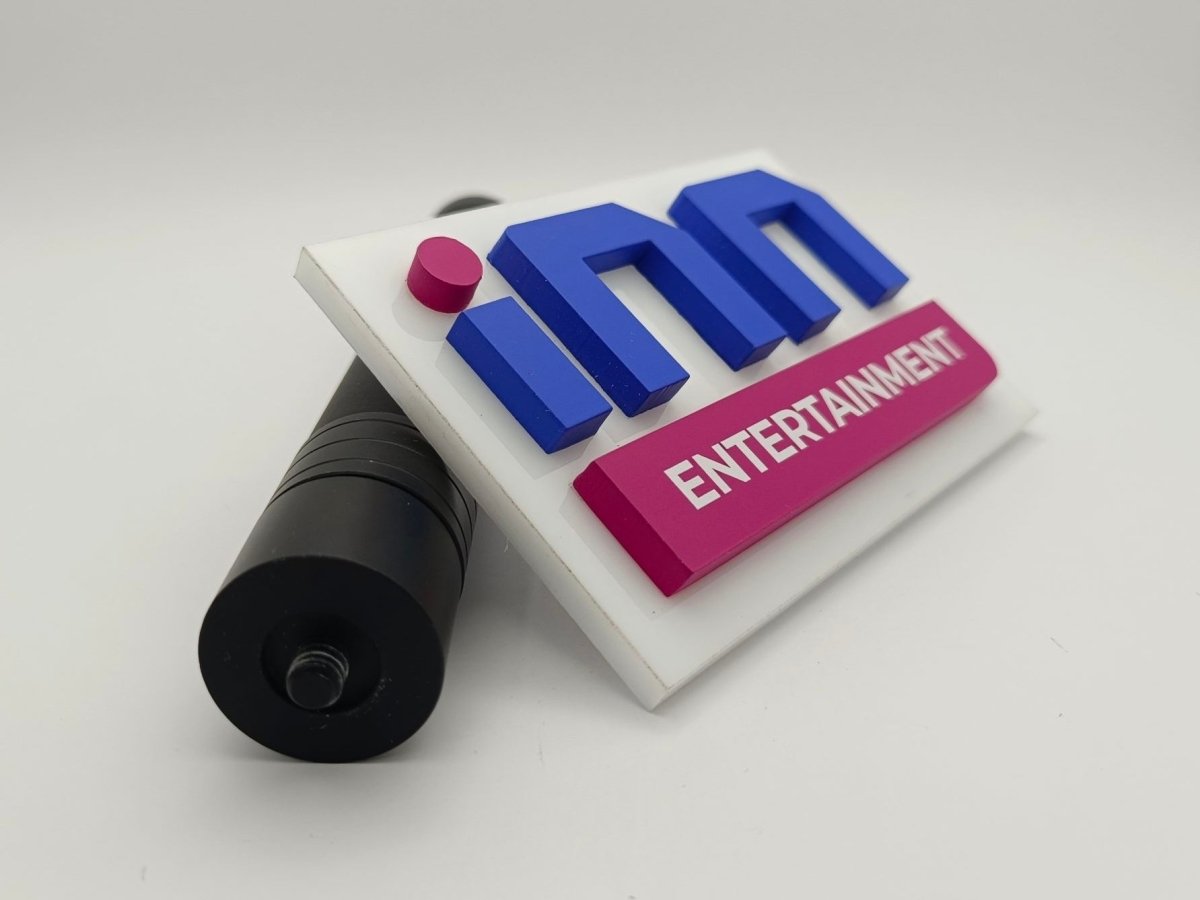 ป้ายไมค์ โลโก้ไมค์ และป้ายหัวไมค์ พิมพ์คมชัด ดีไซน์สวย เหมาะสำหรับงานอีเวนต์ สื่อประชาสัมพันธ์ รายการทีวี และงานโปรโมชัน