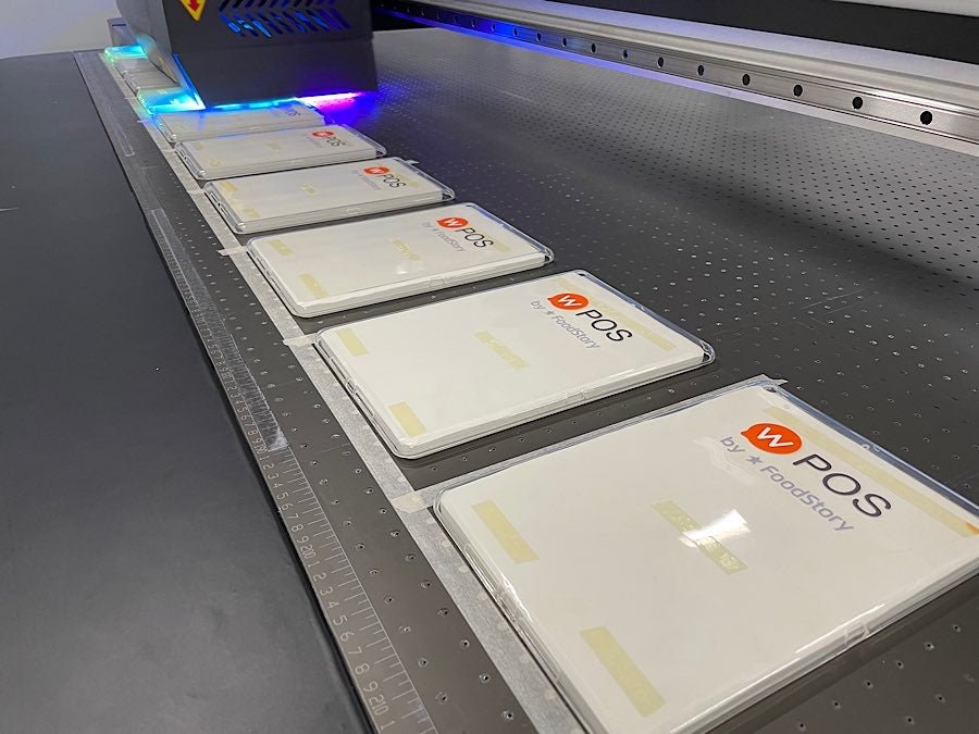 พิมพ์สกรีนยูวี รับสกรีนโลโก้ Print UV Inkjet งานพิมพ์คมชัด ทนทาน เหมาะสำหรับวัสดุหลากหลาย เช่น ไม้ โลหะ และอะคริลิค