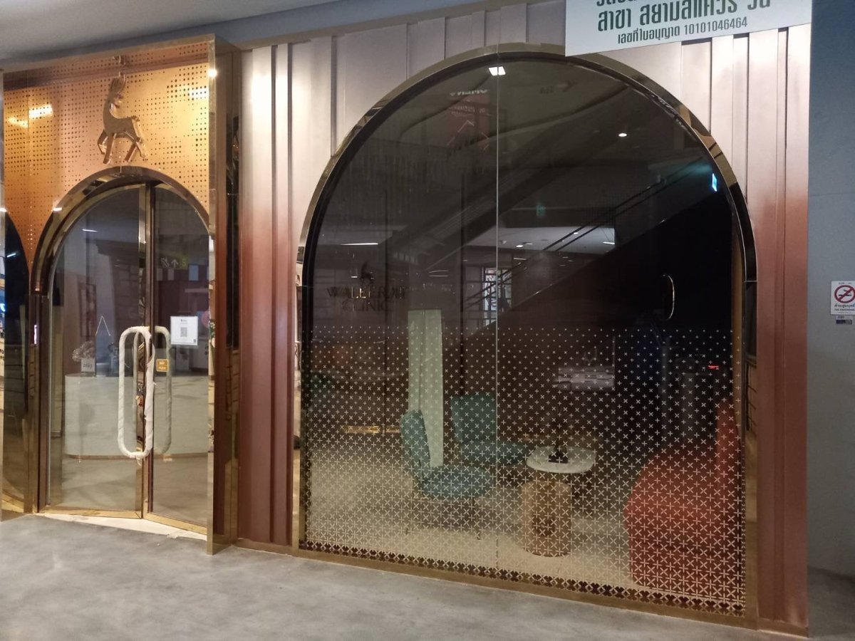 สติ๊กเกอร์ติดกระจก ทึบแสง กันแดด และโปร่งแสง พิมพ์คมชัด ช่วยลดแสงแดด เพิ่มความเป็นส่วนตัว เหมาะสำหรับอาคารและร้านค้า