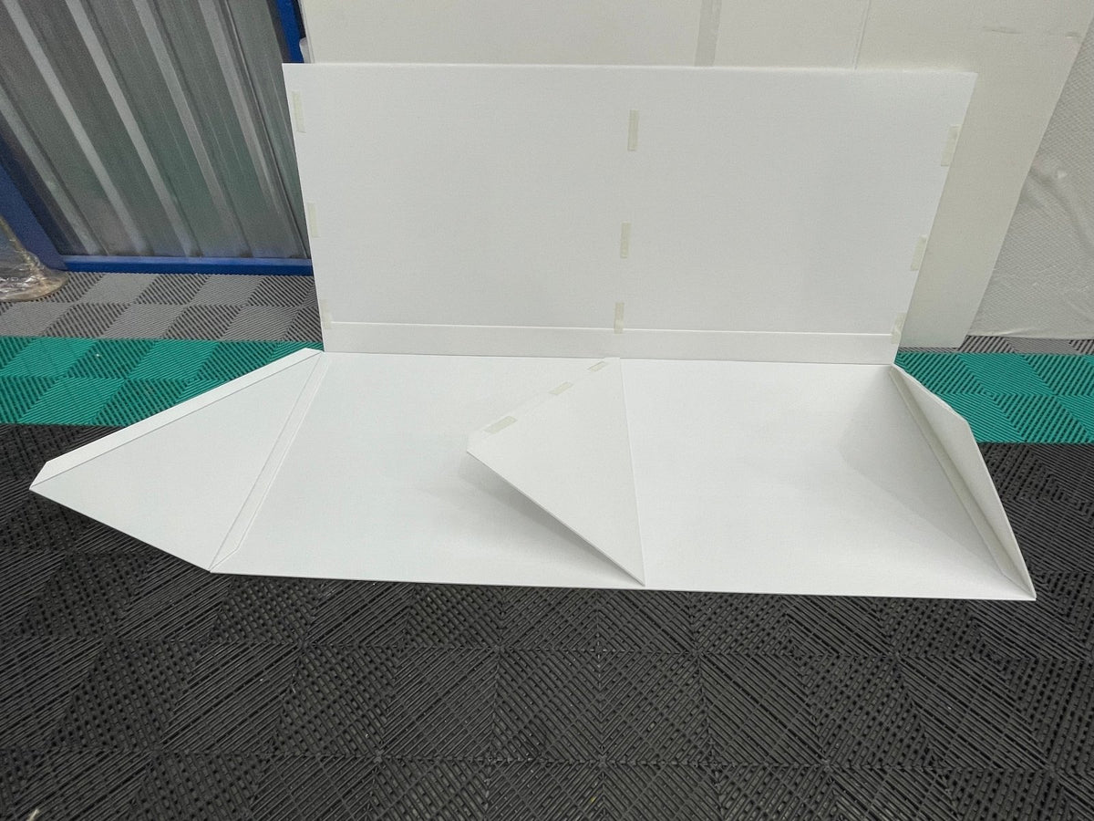 ป้ายสปอนเซอร์ พร้อมโลโก้ Li-Ning และ Yonex พิมพ์คมชัด เหมาะสำหรับงานกีฬา อีเวนต์ การแข่งขัน และโปรโมชันแบรนด์