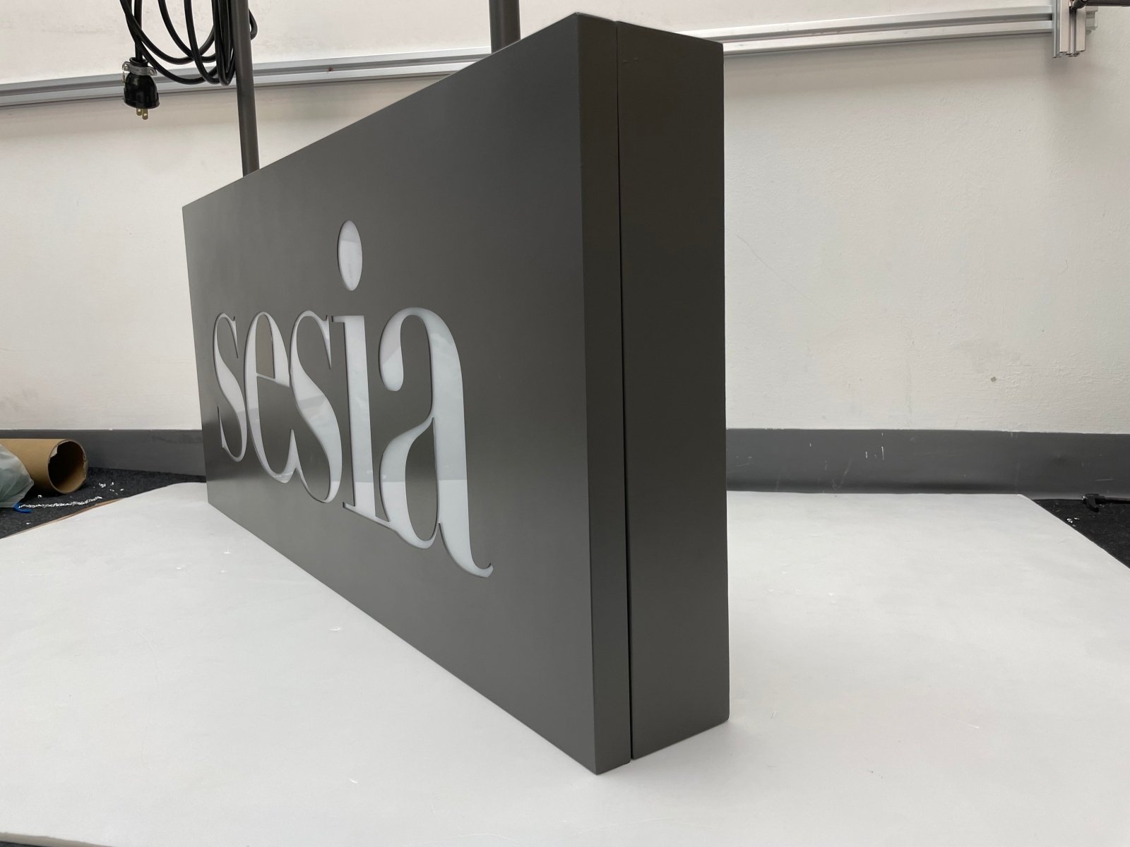 ป้ายกล่องไฟฉลุหน้า แสงไฟสวยโดดเด่น ดีไซน์พิเศษ เหมาะสำหรับป้ายร้านค้าและงานโฆษณา