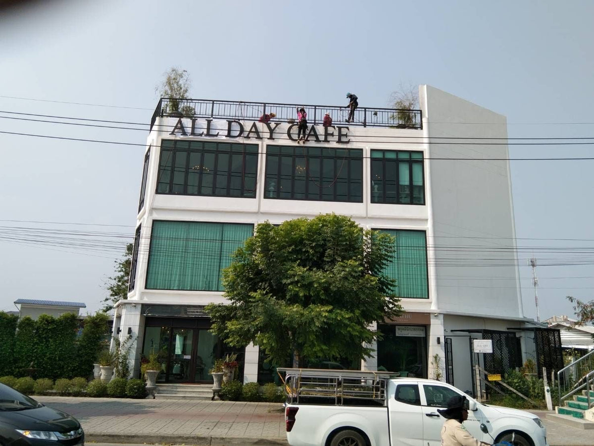 ติดตั้งป้ายโรยตัว ทีมช่างมืออาชีพ ปลอดภัย เหมาะสำหรับอาคารสูงและงานติดตั้งป้ายกลางแจ้ง