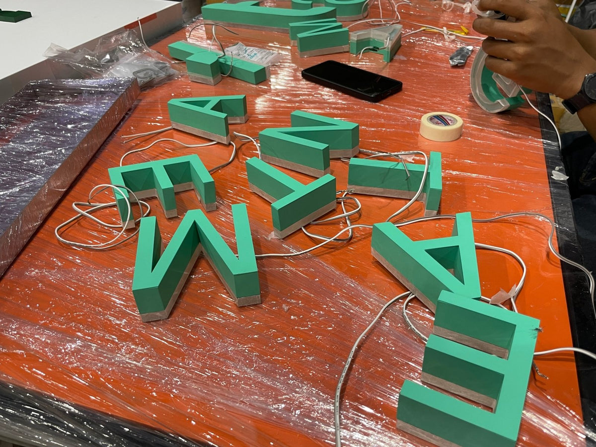 ป้ายบริษัท อักษรโลหะไฟออกหลัง ติดผนัง สวยหรู สว่างโดดเด่น เหมาะสำหรับป้ายสำนักงาน องค์กร ร้านค้า และงานตกแต่งอาคาร