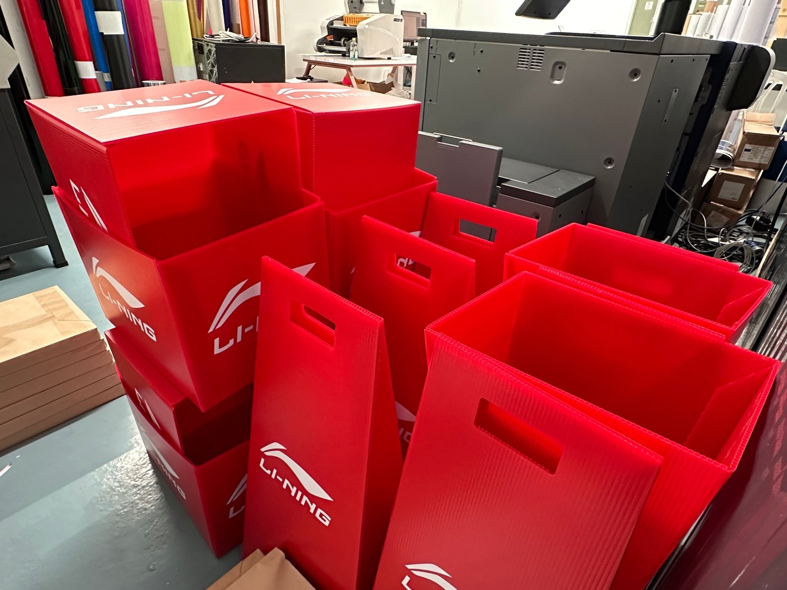 ป้ายสปอนเซอร์ พร้อมโลโก้ Li-Ning และ Yonex พิมพ์คมชัด เหมาะสำหรับงานกีฬา อีเวนต์ การแข่งขัน และโปรโมชันแบรนด์