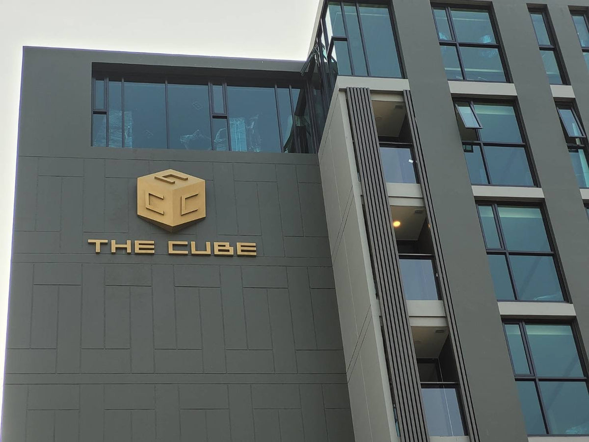 ป้ายคอนโดมิเนียม ดีไซน์ทันสมัย ทนแดดฝน เหมาะสำหรับโครงการที่อยู่อาศัยและอาคารชุดพักอาศัย