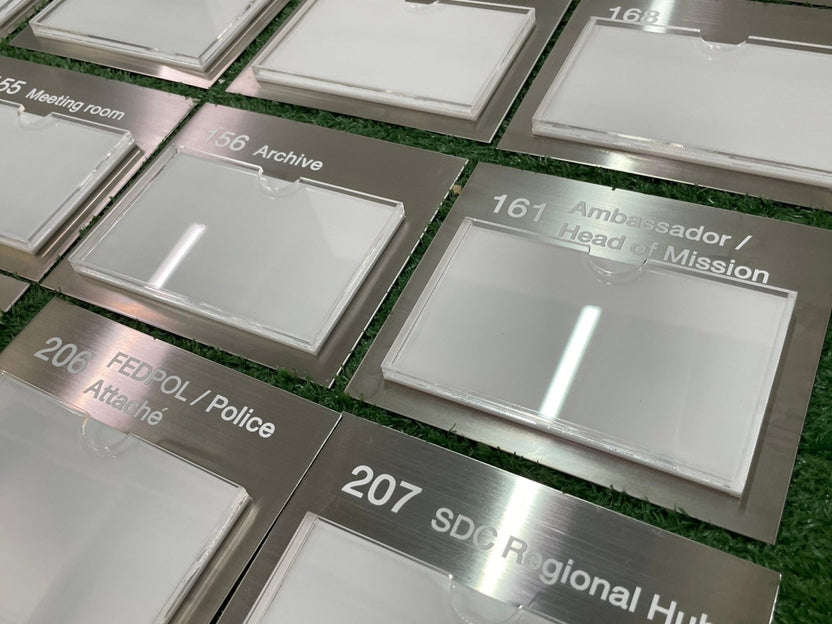 กรอบสแตนเลส กรอบป้ายสอดสแตนเลส แข็งแรง ทนทาน เหมาะสำหรับอาคารสำนักงานและโครงการ