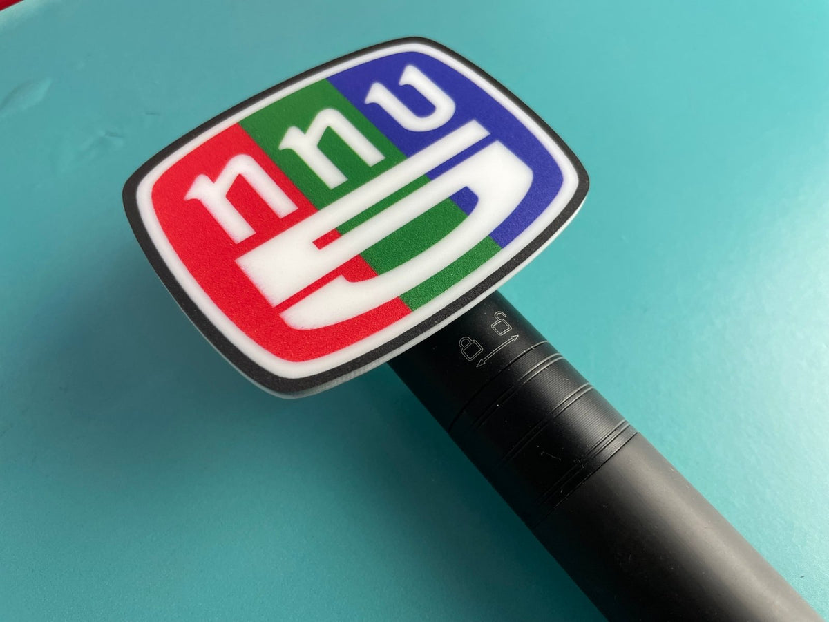 ป้ายไมค์ โลโก้ไมค์ และป้ายหัวไมค์ พิมพ์คมชัด ดีไซน์สวย เหมาะสำหรับงานอีเวนต์ สื่อประชาสัมพันธ์ รายการทีวี และงานโปรโมชัน