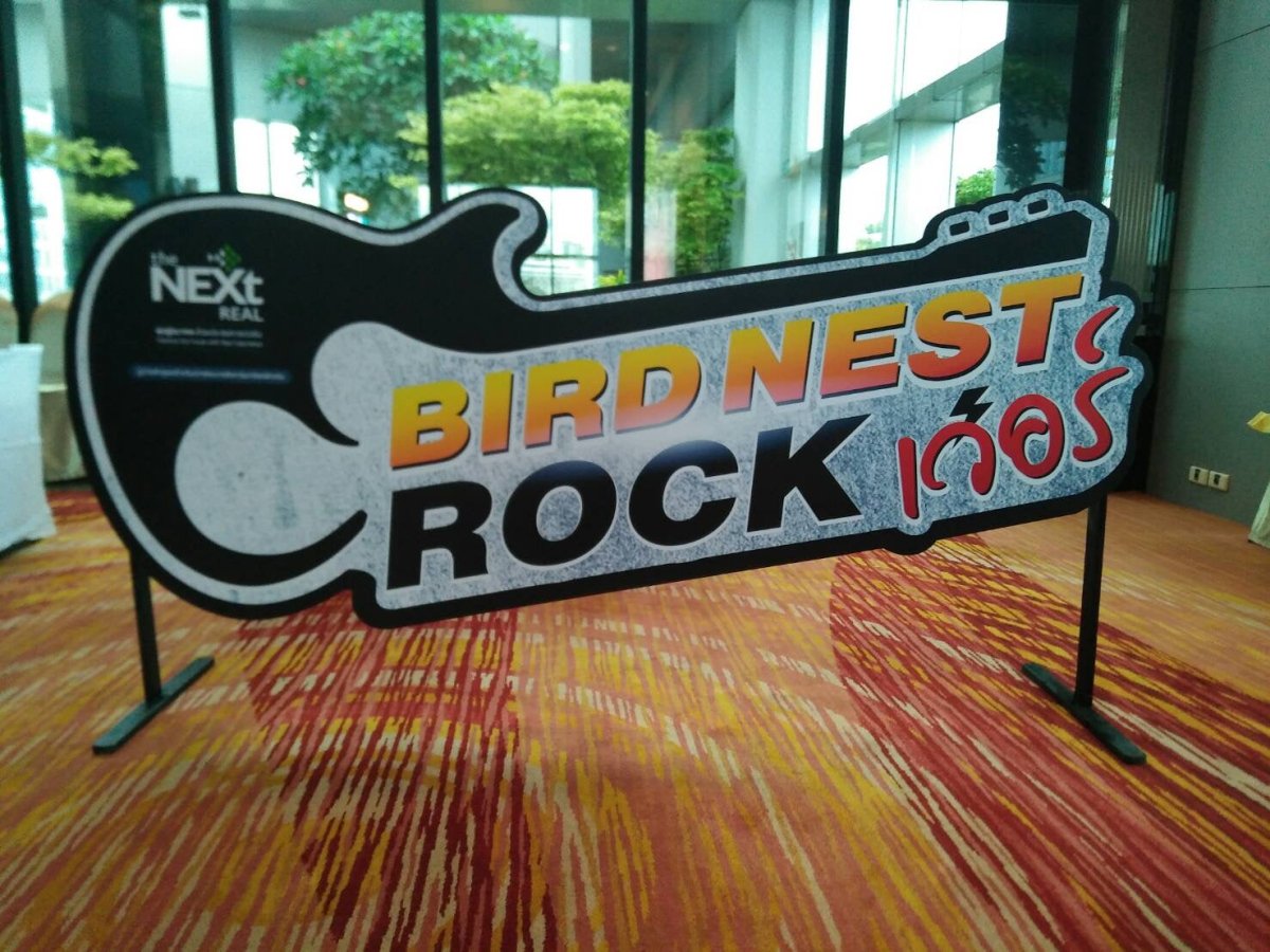 ป้ายโลโก้ตั้งพื้น และป้ายตั้งประกอบฉากถ่ายรูป ดีไซน์สวยสะดุดตา เหมาะสำหรับงานอีเวนต์ งานเปิดตัวสินค้า และการโปรโมทร้านค้า