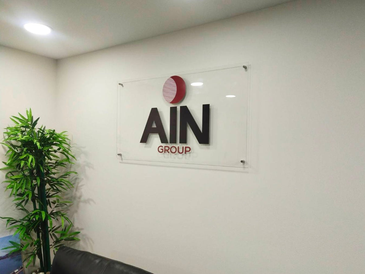 ป้ายอะคริลิคหมุดลอย Standoff ดีไซน์โมเดิร์น พิมพ์คมชัด เหมาะสำหรับป้ายบริษัทและสำนักงาน