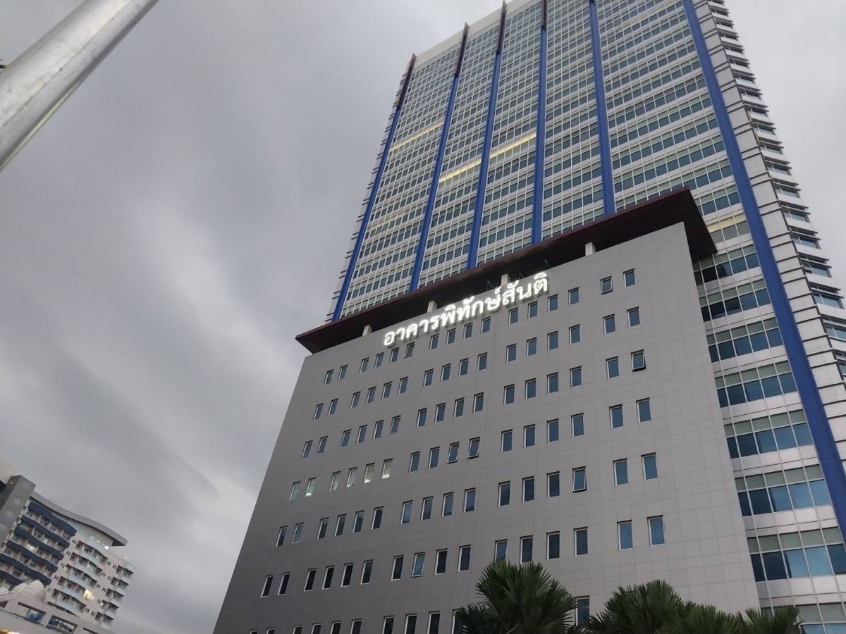 รับติดสติ๊กเกอร์อาคารสูง และป้ายติดตึก งานพิมพ์คมชัด ทีมช่างมืออาชีพ เหมาะสำหรับโฆษณา โปรโมชัน และสร้างภาพลักษณ์องค์กร