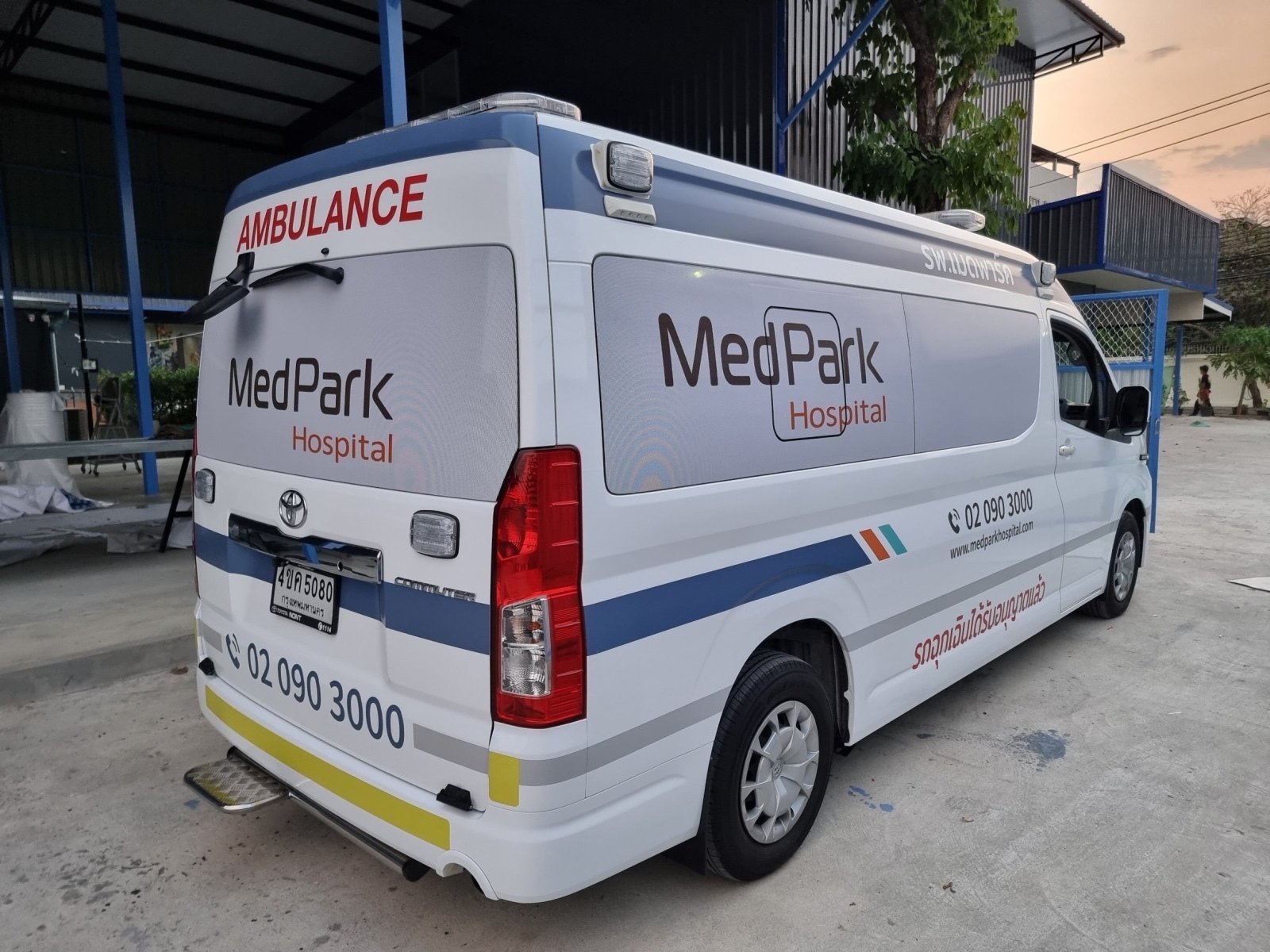 สติ๊กเกอร์ติดรถฉุกเฉิน Ambulance Sticker พิมพ์คมชัด สะท้อนแสงได้ เหมาะสำหรับรถพยาบาล รถกู้ชีพ และยานพาหนะฉุกเฉินทุกประเภท